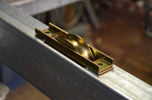 So setzen Sie Schiebetorräder in einen Stahltorrahmen ein