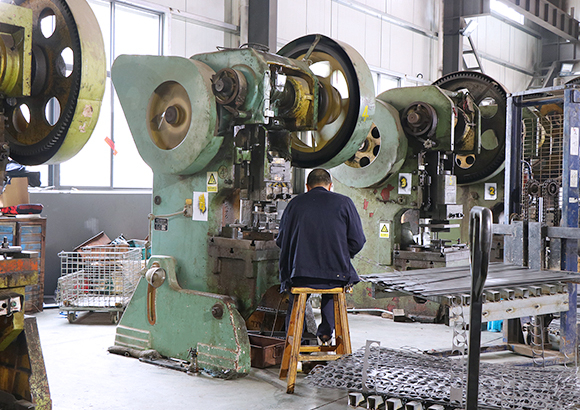 Hölzerner Kleiderschrank. Hängende Türrollenfabrik